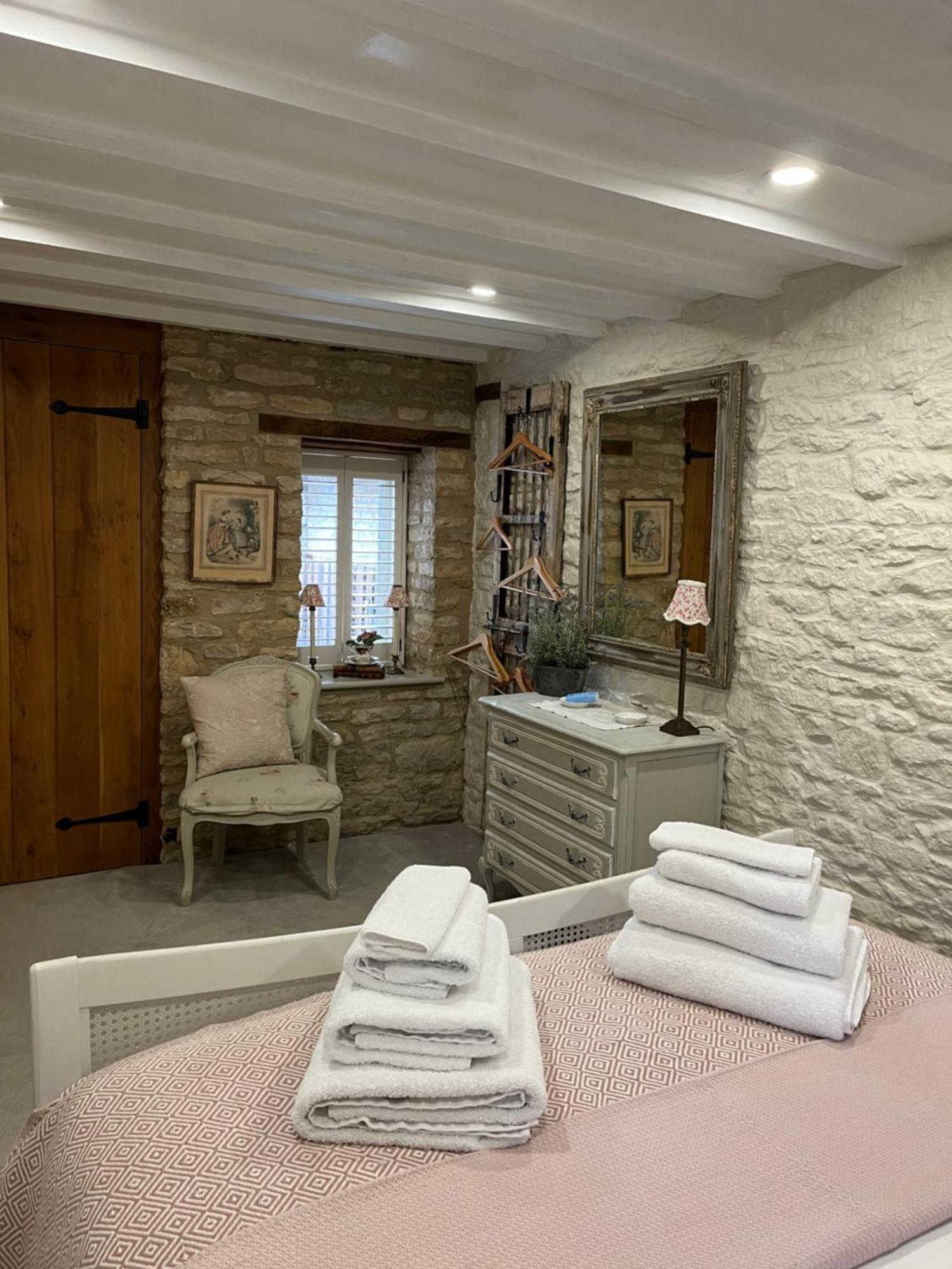 3 Bedroom 5* Barn Conversion Cotswolds